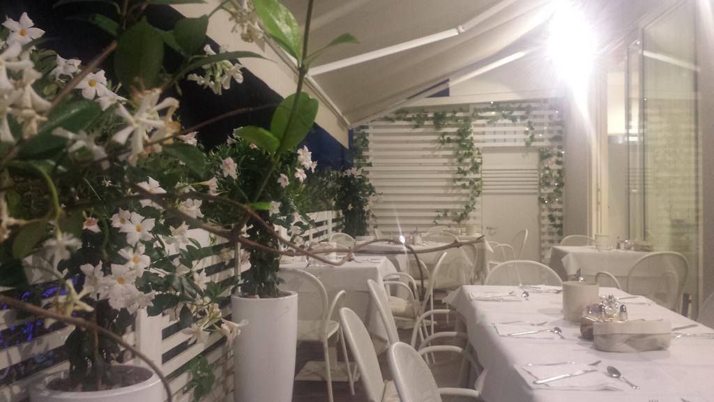 Hotel Ermeti B&B Brunch Riccione Luaran gambar